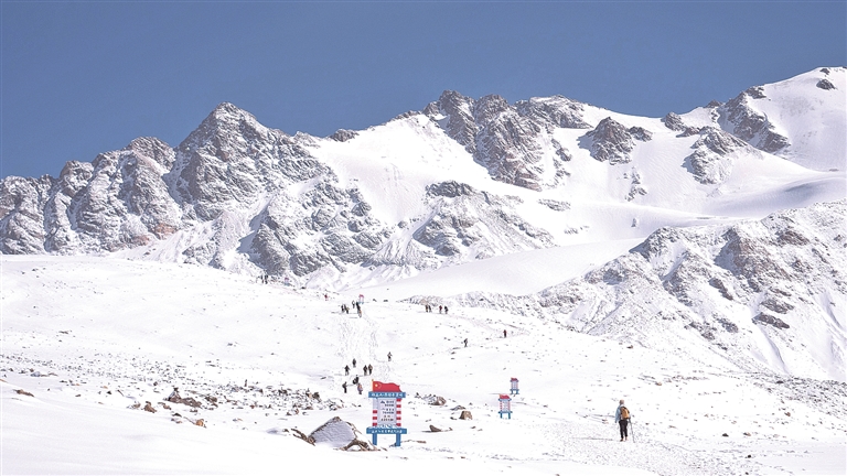 踏雪攀登，领略高原之美