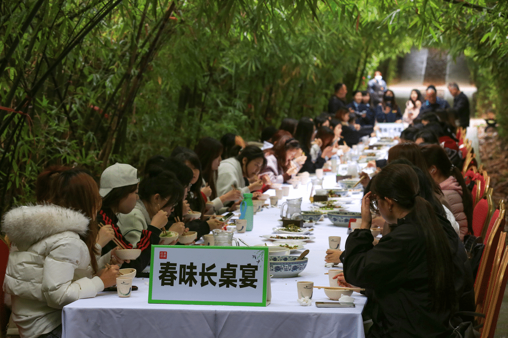 赏花、写生、品春……重庆师生把美育课堂搬进大自然 赏花、写生、品春……重庆师生把美育课堂搬进大自然