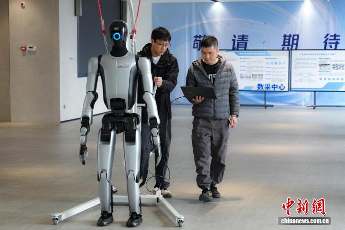 探访广西机器人“学校” “00后”“教”机器人“成人”