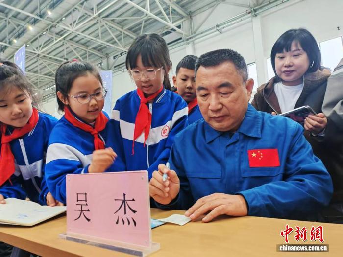 未能“飞天”的航天员吴杰:努力成就另一种“抵达”