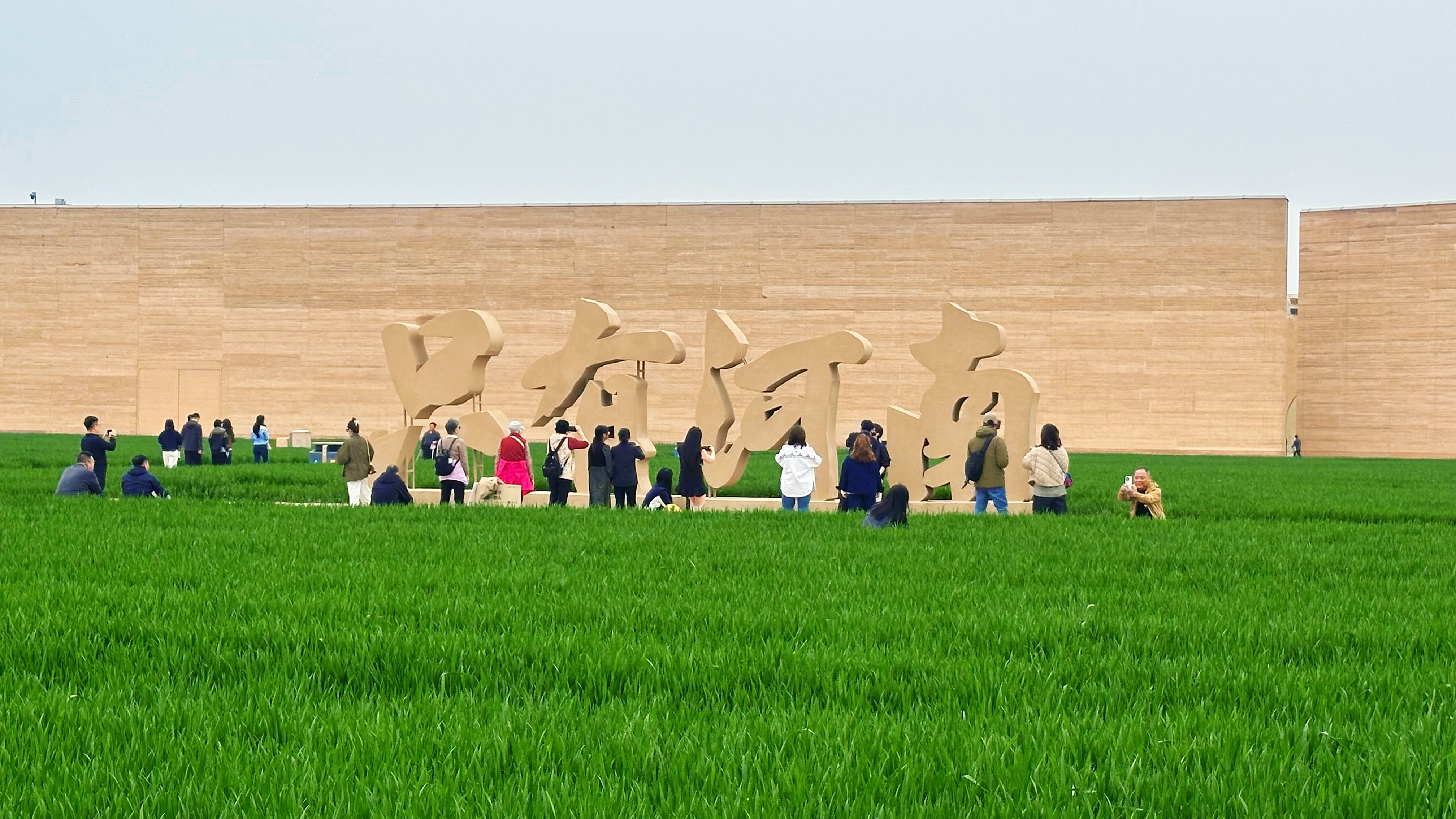 在一座戏剧之城里 看文旅如何被重新打开 “只有河南·戏剧幻城”景区内部。人民网记者 王绍绍摄