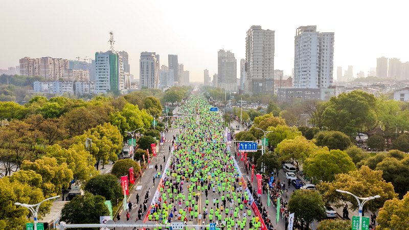 战马踏春来 香城纳客归——2026咸宁马拉松全景综述