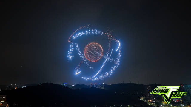 4500架无人机勾勒“空中赛道”，深圳龙岗上演“空中F1”极速穿越