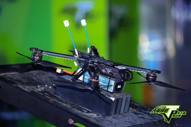 4500架无人机勾勒“空中赛道”，深圳龙岗上演“空中F1”极速穿越