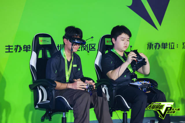 4500架无人机勾勒“空中赛道”，深圳龙岗上演“空中F1”极速穿越