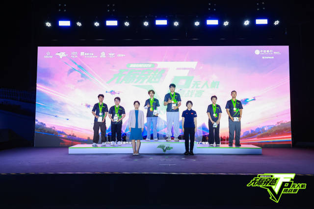 4500架无人机勾勒“空中赛道”，深圳龙岗上演“空中F1”极速穿越