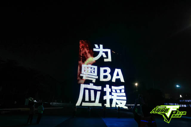 4500架无人机勾勒“空中赛道”，深圳龙岗上演“空中F1”极速穿越