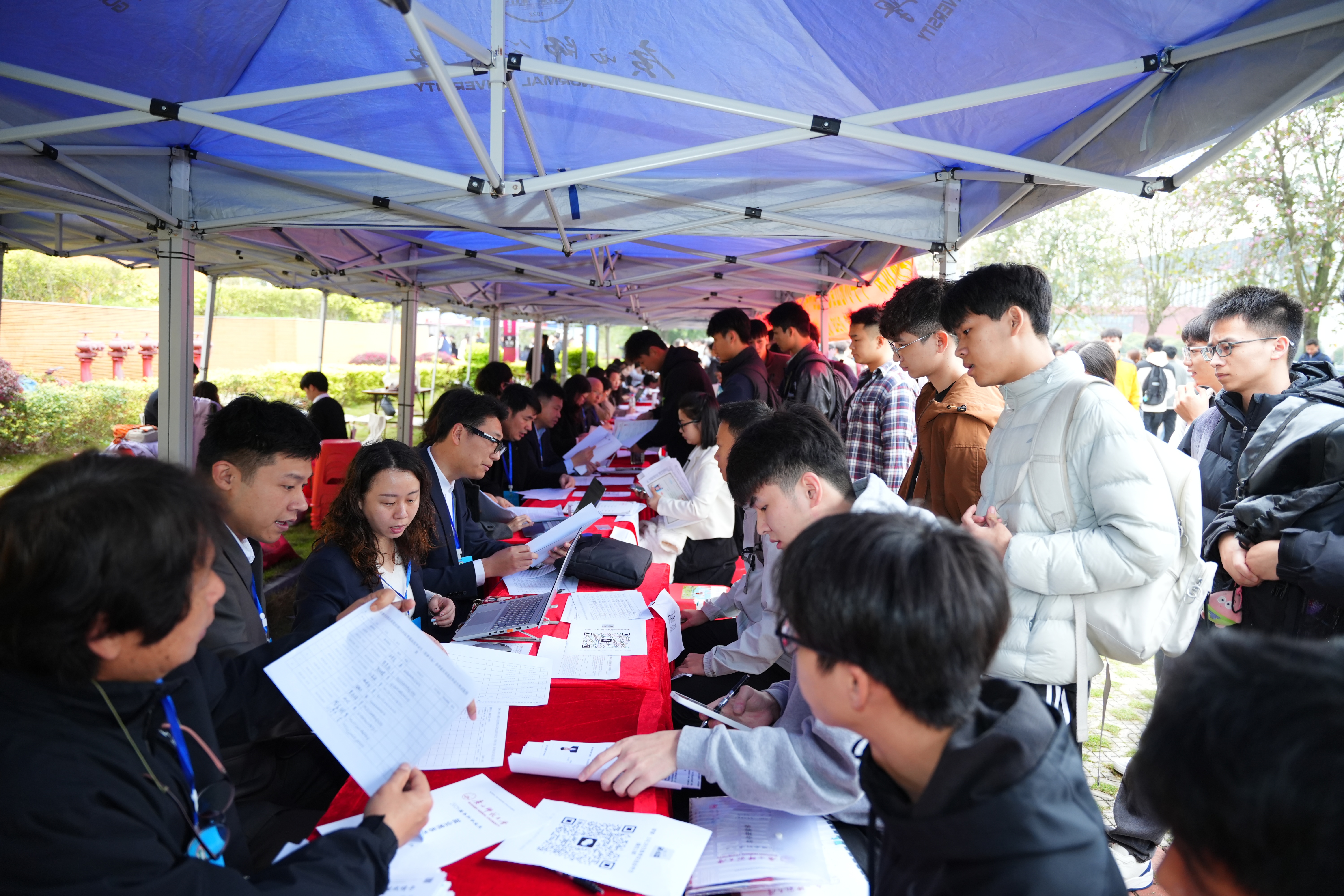 广西举办“春季攻坚 才聚八桂”专场招聘会