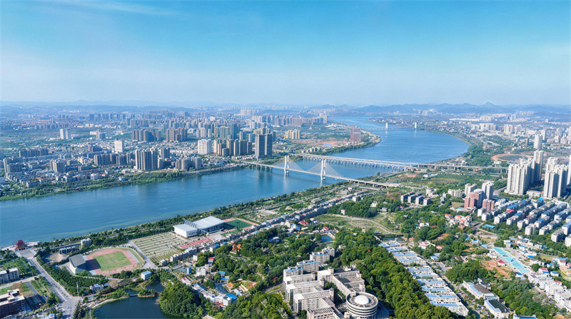 文明润莲城 烟火暖人心 莲城一江两岸航拍。湘潭市文明办供图