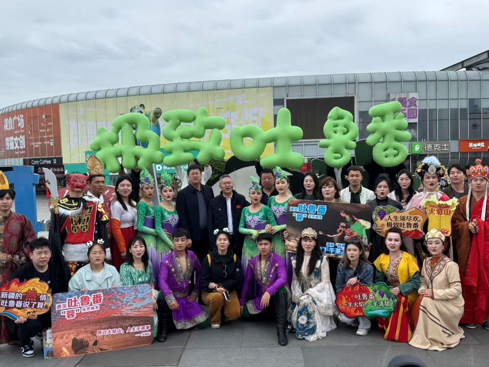 熊猫基地偶遇“丝路”，NPC巡游点燃现场。崔熙滟摄