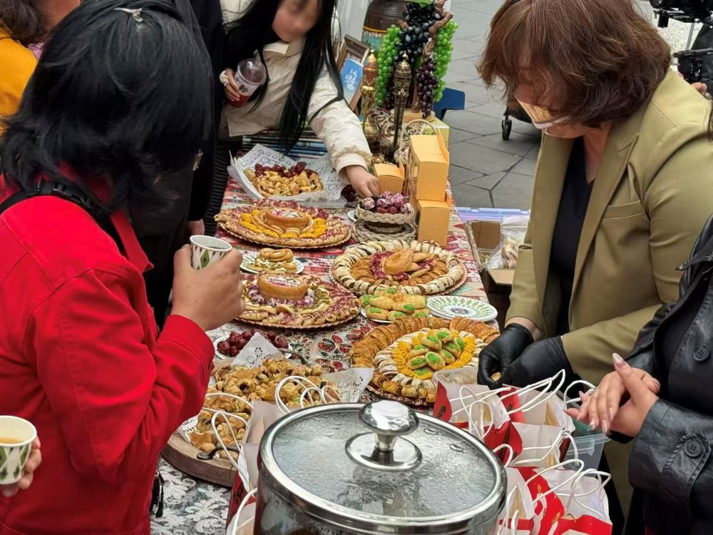 游客在锦里品尝吐鲁番美食。崔熙滟摄