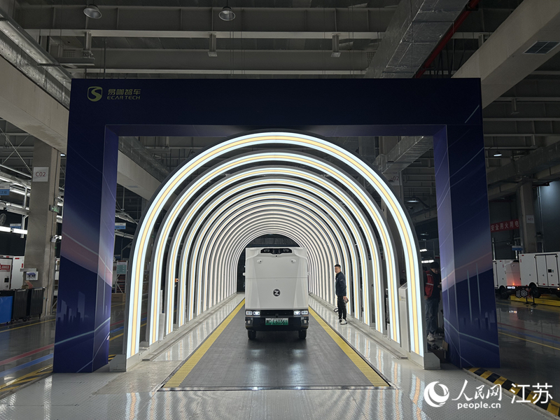 上海易咖智车科技有限公司智能工厂内，车辆正在接受检测。人民网记者 王丹丹摄