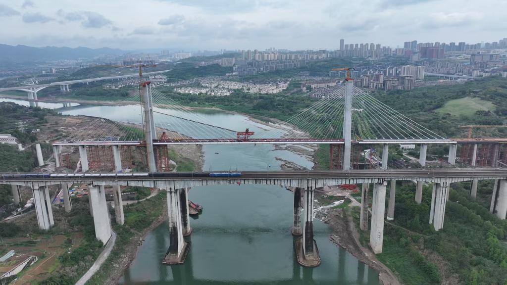 成渝中线高铁井口嘉陵江特大桥顺利合龙