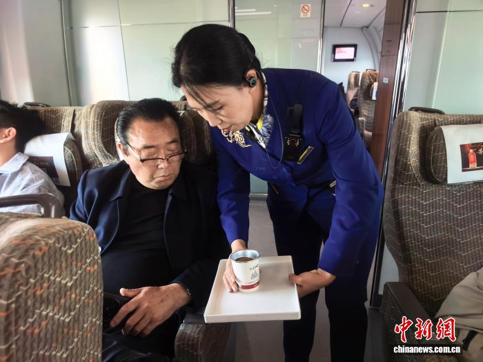 穿越南北赴春约 哈武高铁赏花列车解锁春日限定美景