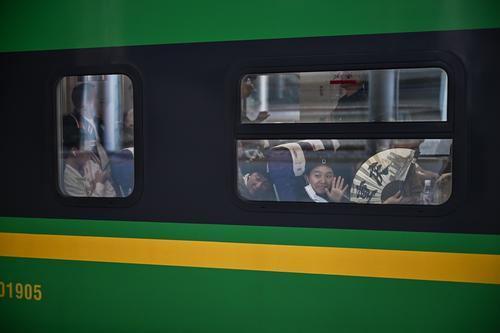 清明假期迎返程高峰 重庆火车站单日发送旅客34万人次 清明假期迎返程高峰 重庆火车站单日发送旅客34万人次