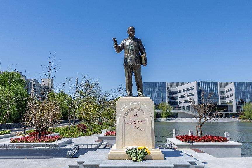 跨越时空的精神对话,钱学森主题雕塑《期待》落成 跨越时空的精神对话,钱学森主题雕塑《期待》落成