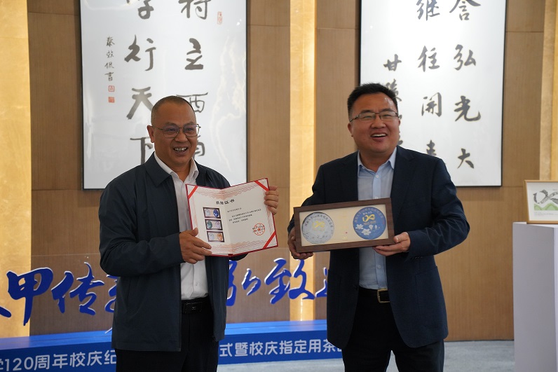 献礼120周年校庆 西大茶业向西南大学校史馆捐赠纪念茶礼