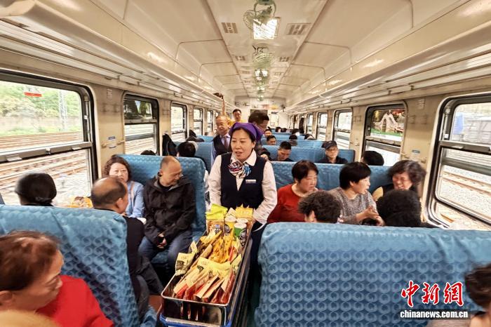 武汉绿皮火车成“移动观景台”