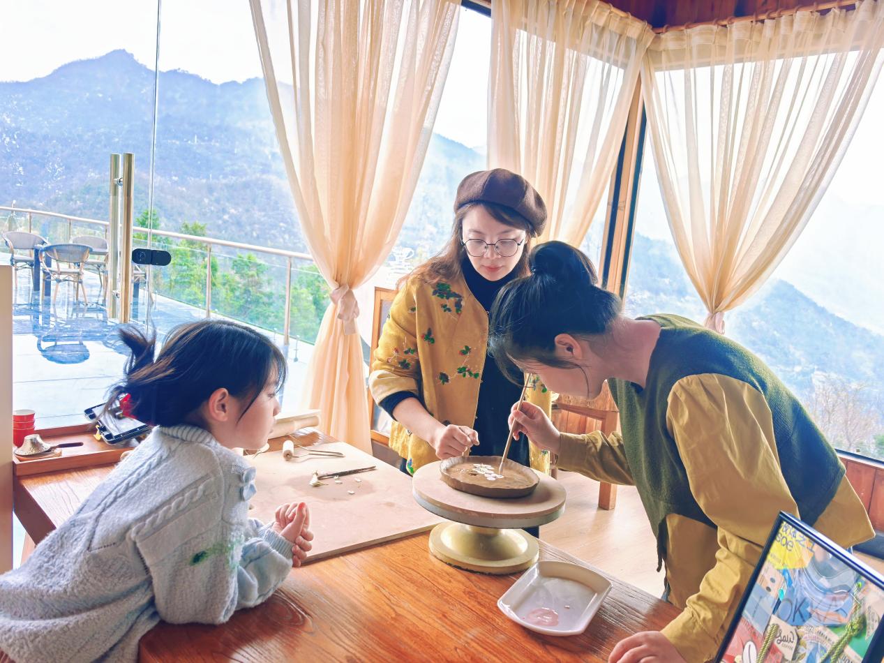 一朵花如何“生金”?——湖北咸宁细算“三本账” 一朵花如何“生金”?——湖北咸宁细算“三本账”
