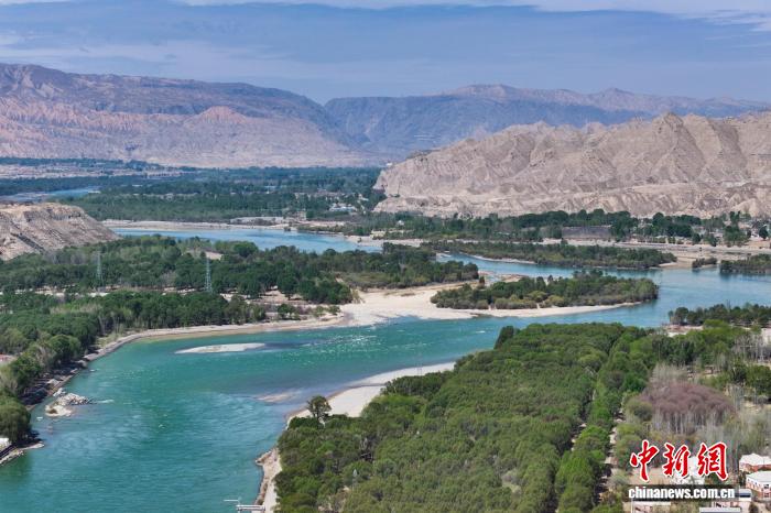 赏梨花观黄河 青海贵德黄河文化旅游季启幕