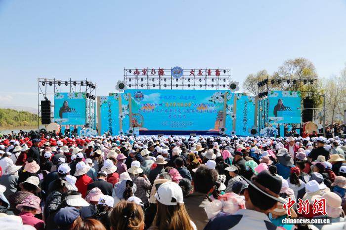 赏梨花观黄河 青海贵德黄河文化旅游季启幕