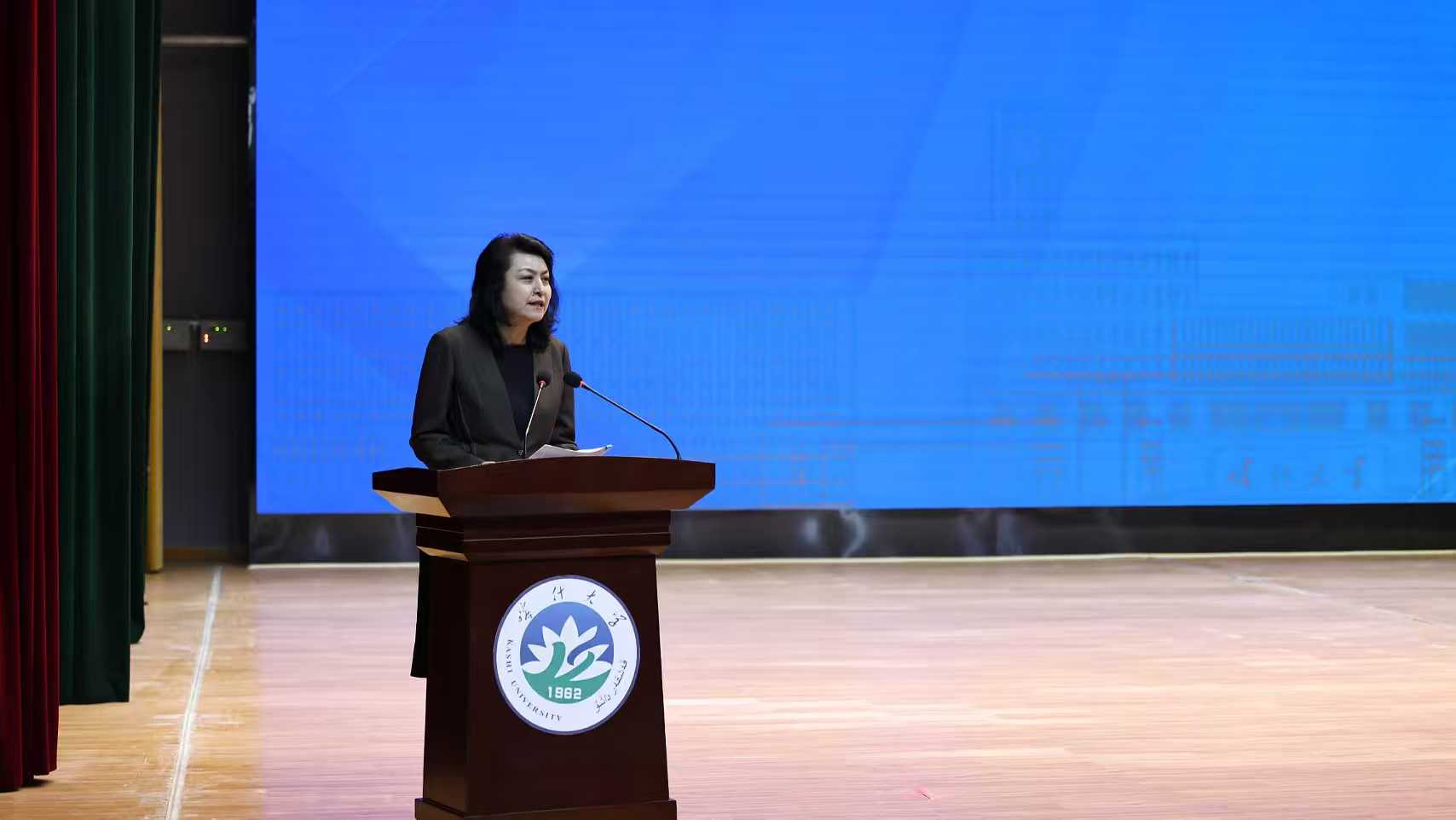 喀什大学雷锋铜像落成