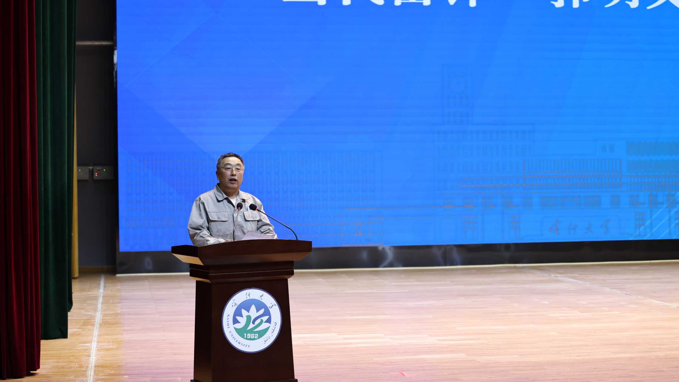 喀什大学雷锋铜像落成