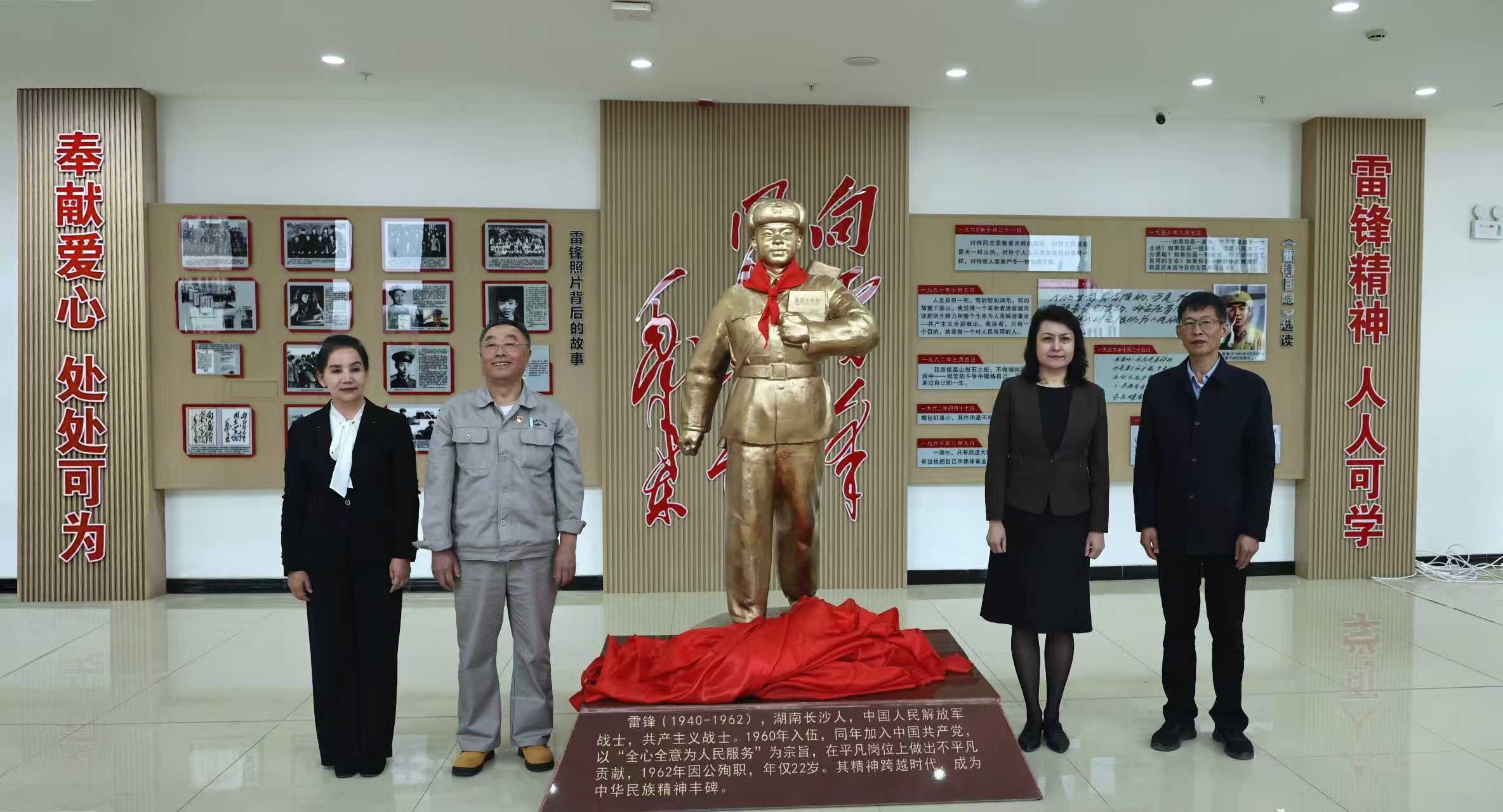 喀什大学雷锋铜像落成