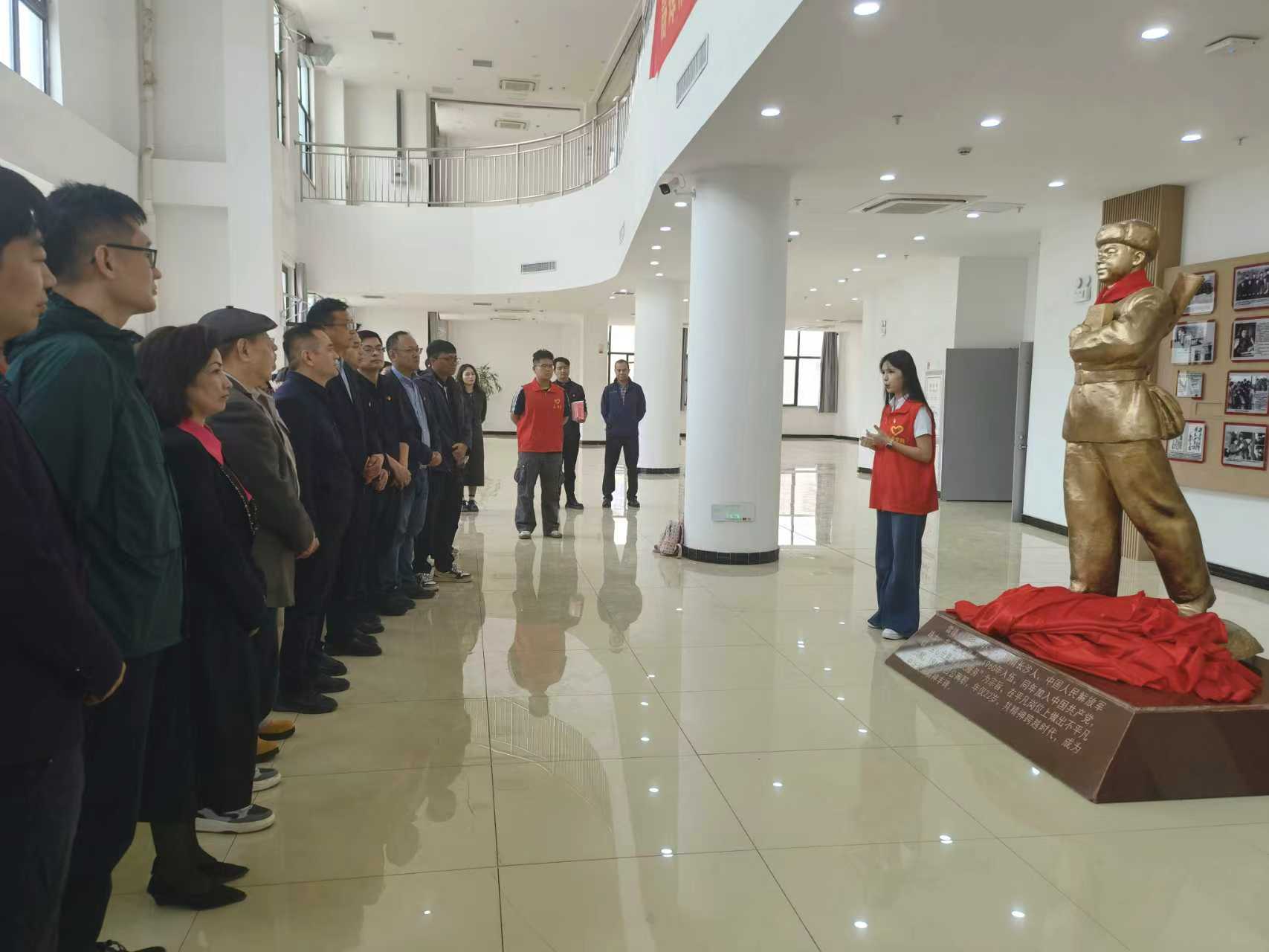 喀什大学雷锋铜像落成