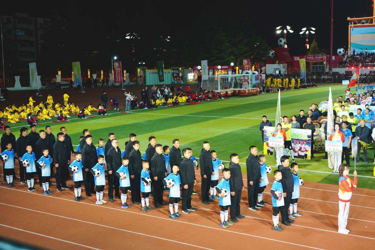 37支队伍“点燃”甘肃村超,非遗特产同台竞秀 37支队伍“点燃”甘肃村超,非遗特产同台竞秀