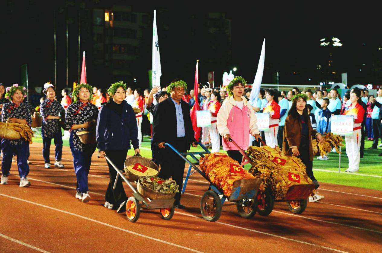 37支队伍“点燃”甘肃村超,非遗特产同台竞秀 37支队伍“点燃”甘肃村超,非遗特产同台竞秀