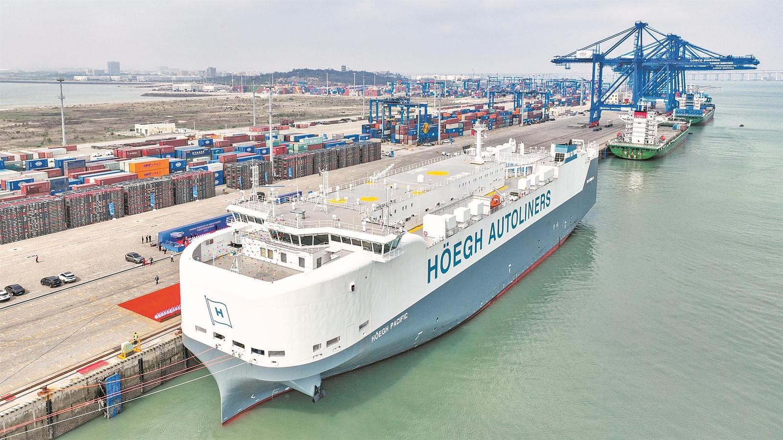 泉州首艘滚装汽车船正式命名启航