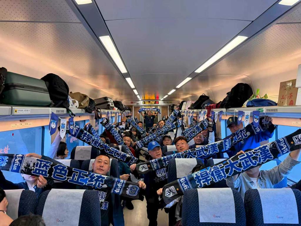 跨越900公里看中超 武汉球迷“包动车”赴渝