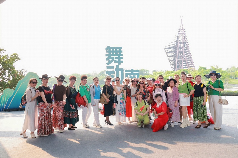 全国群众舞蹈邀请展演暨交流研讨活动在南宁举行 全国群众舞蹈邀请展演暨交流研讨活动在南宁举行