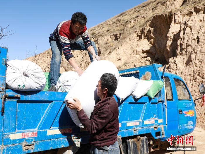 甘肃环县九村联建一个厂 带富千户种粮人