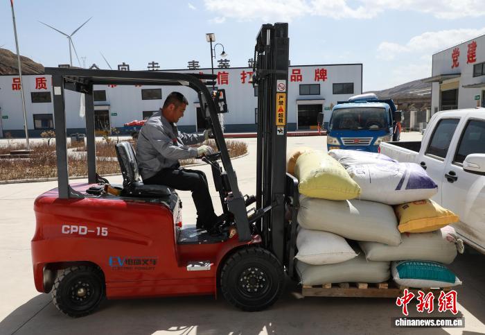 甘肃环县九村联建一个厂 带富千户种粮人