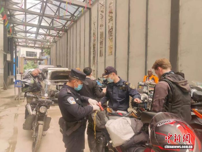 西藏樟木口岸迎来2026年首批外国自驾团 边检高效服务获点赞