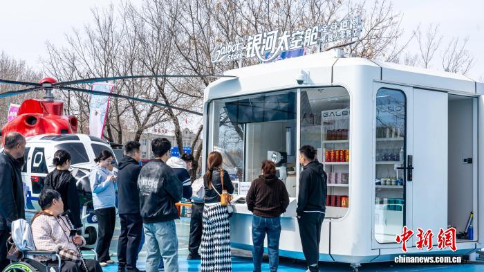 人形机器人当“店员” 哈尔滨打造智能零售新体验