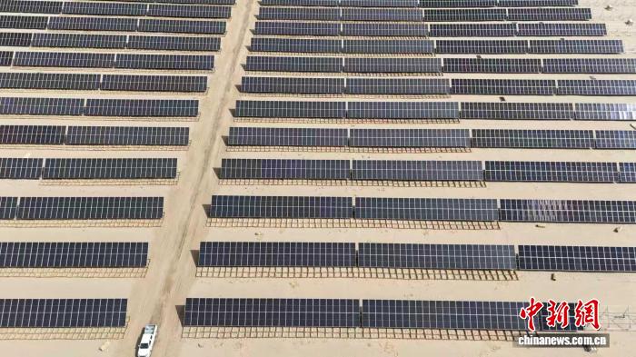 新疆沙雅县:光伏板下“锁”住7750亩流沙