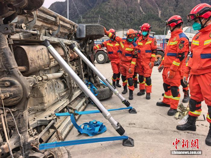 林芝消防救援机动支队开展车辆破拆特训 为川藏线自驾游客筑牢“生命屏障”