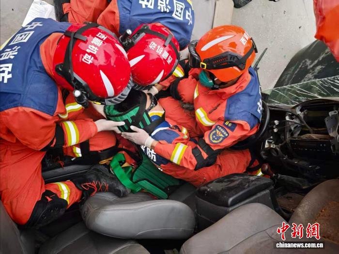 林芝消防救援机动支队开展车辆破拆特训 为川藏线自驾游客筑牢“生命屏障”