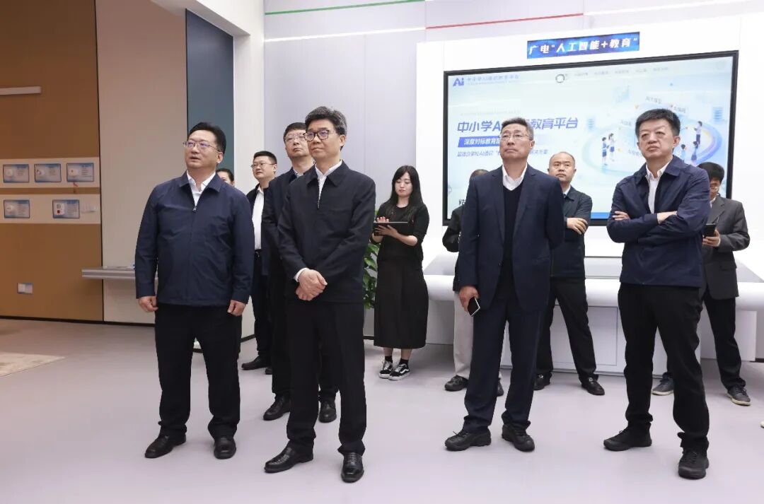 国家广播电视总局副局长何飚调研中国广电四川公司