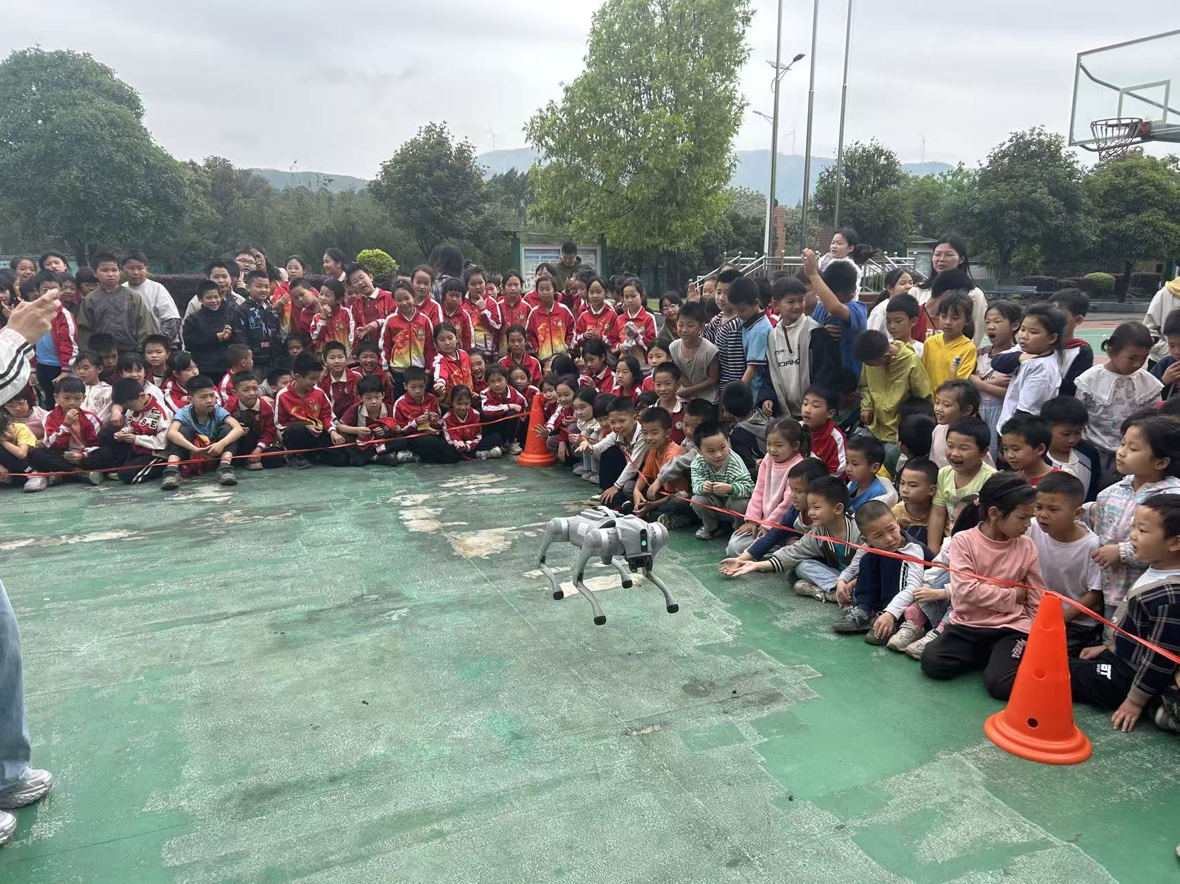 桂林电子科技大学举办高校机器人“进社区进校园”科普活动
