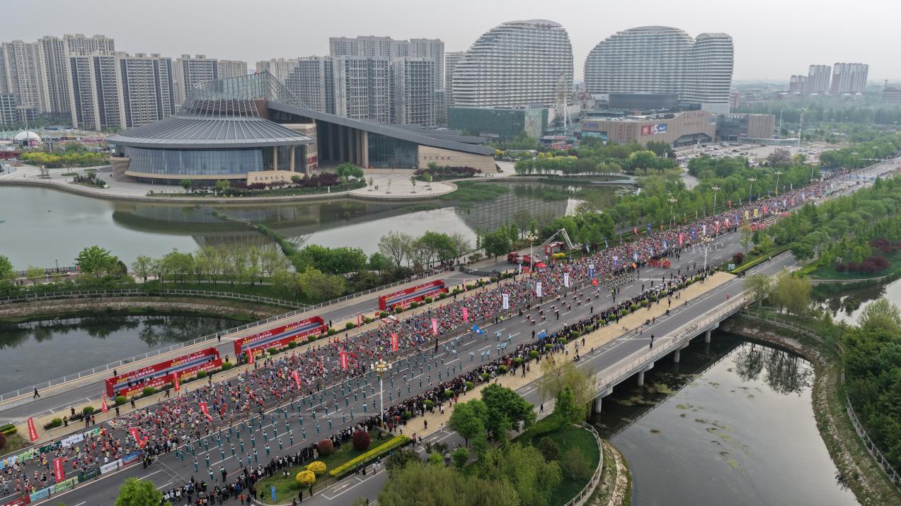 2026保定马拉松鸣枪开赛 中外2万名选手激情开跑