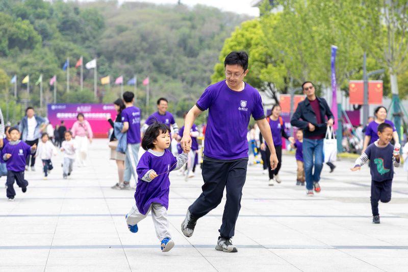 南邮举行“薪火传 踏歌行”84周年校庆健身跑活动