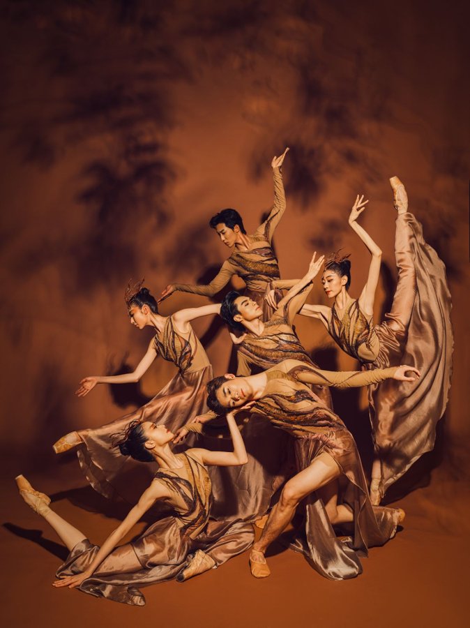 小明探班| 以足尖赴丝路之约 原创芭蕾舞剧《寻找木卡姆》即将在沪首演