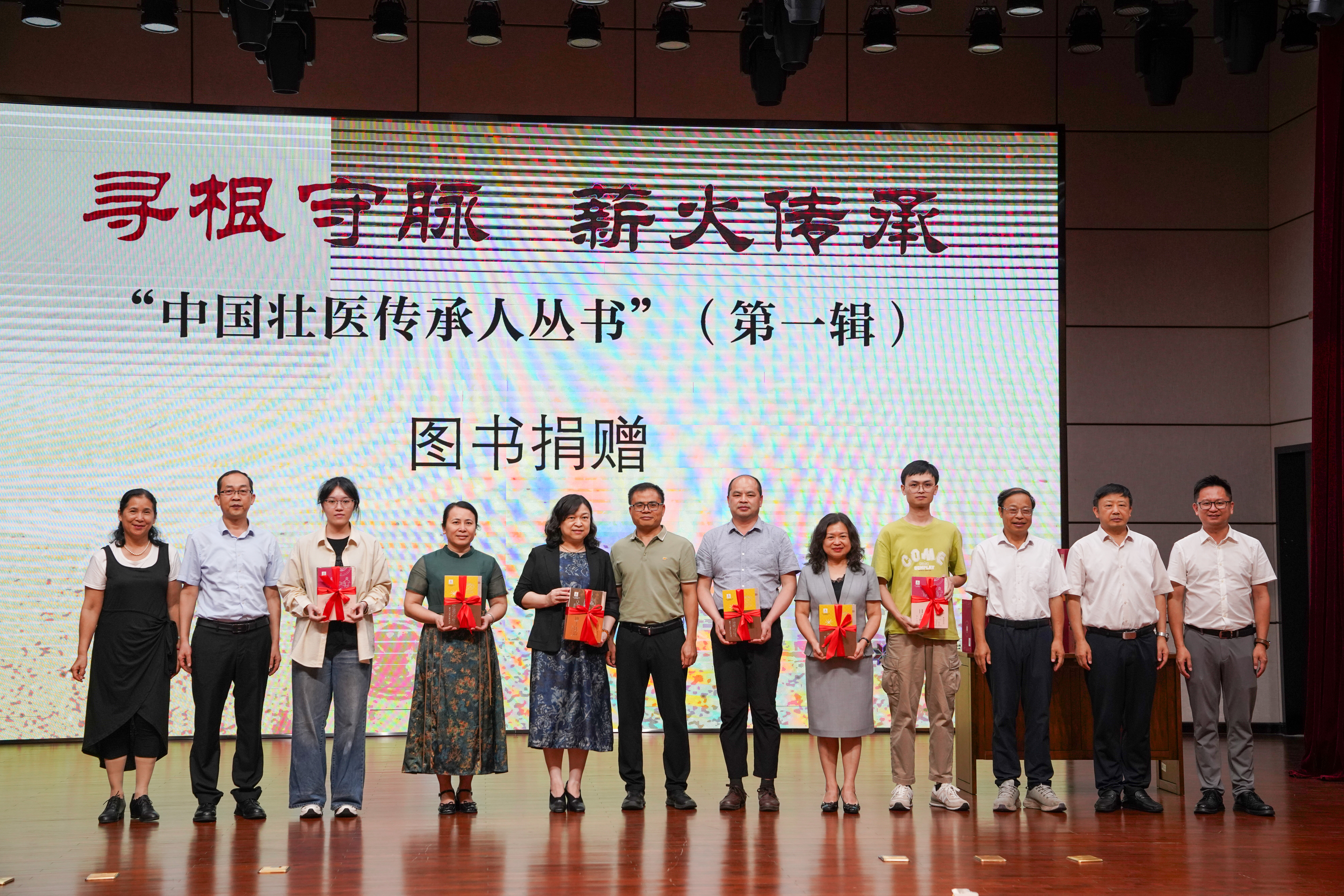 广西出版“中国壮医传承人丛书”