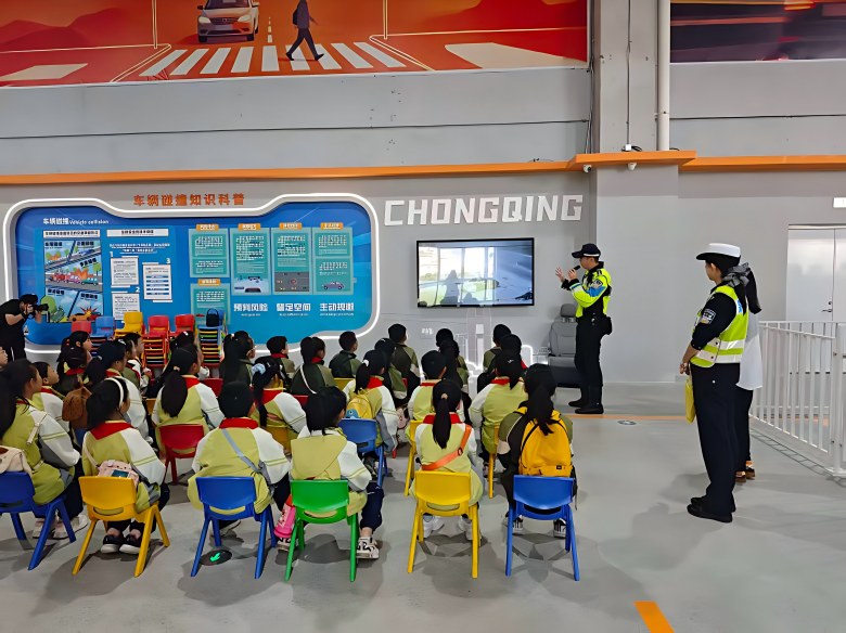 以案释法强意识 重庆为百余名小学生送上交通安全“实景课”