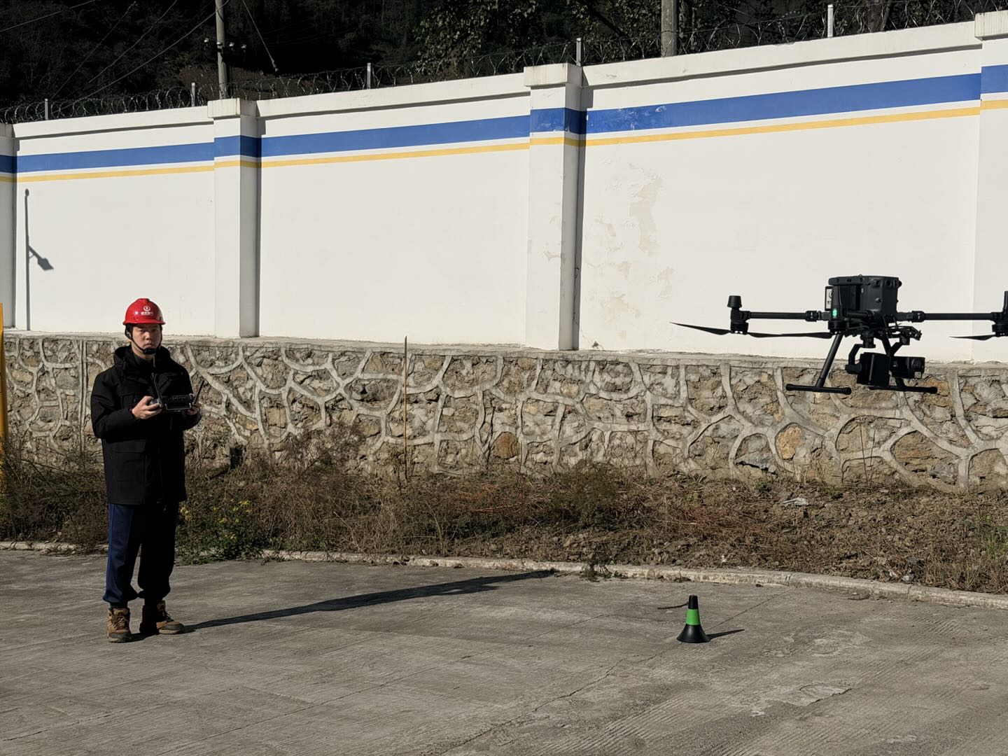 无人机巡检破解山地难题 重庆燃气守护城市燃气“生命线”