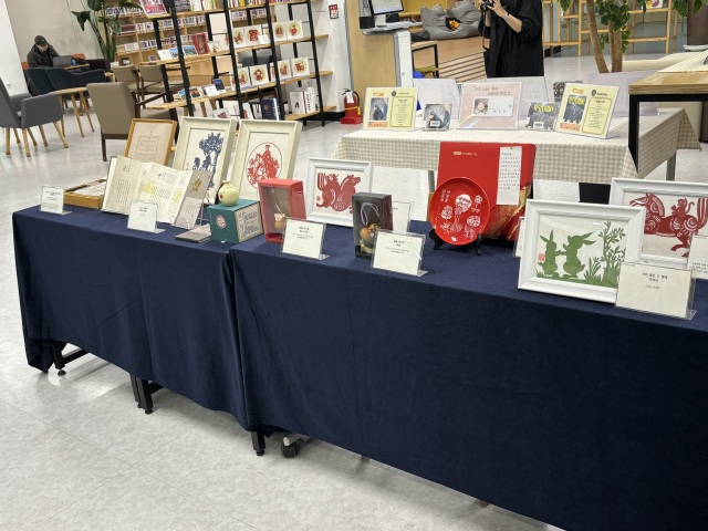 连云港市图书及非遗作品在韩国光阳开展